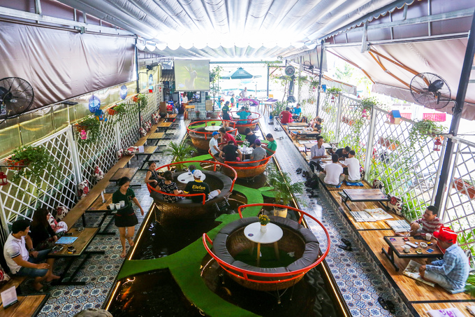 Top 5 Quán Café Cá Koi Thu Hút Giới Trẻ Ở Sài Gòn - Sân Vườn Hồng Vương